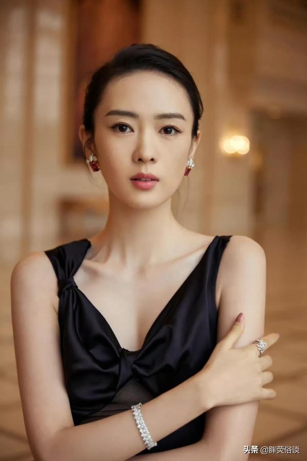 童瑤很喜歡展示鎖骨，氣質身材俱佳，就像年輕的章子怡