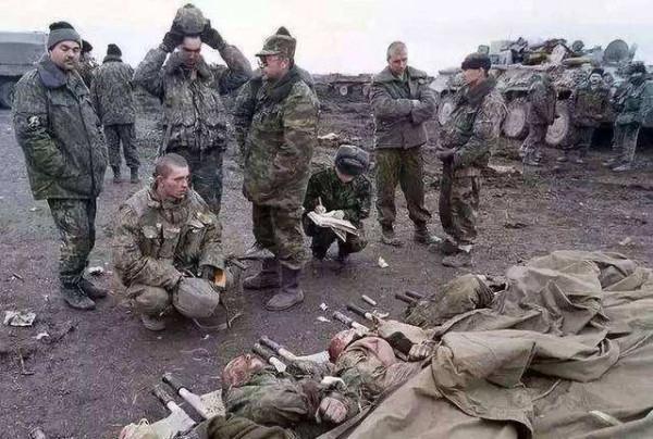 2016年為了英雄，普京低下頭和敵人談判，最後用6名俘虜換回遺體