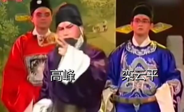 德雲社首創雲相聲專場,侯震玩手機也立大功,老郭心裡笑開了花 德雲社首創雲相聲專場,侯震玩手機也立大功,老郭心裡笑開了花