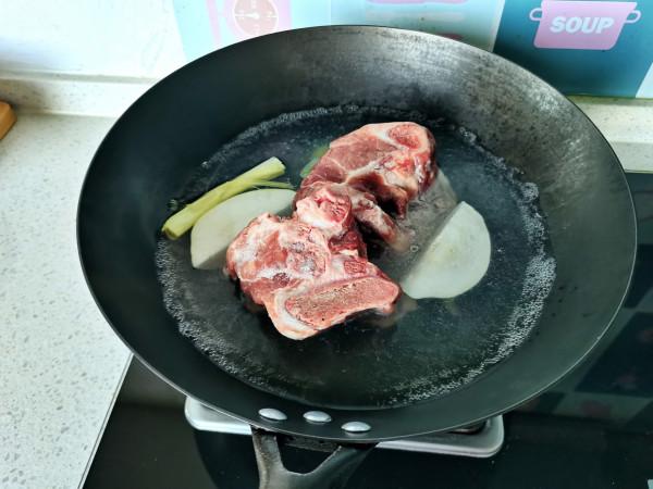 大骨頭還是這樣燉出來最香，香辣鮮美，兩人一大盆吃香了