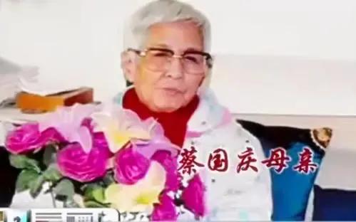 “不老男神”蔡國慶全家合影背後，隱藏著太多的催淚故事