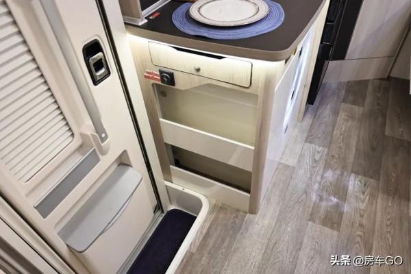 適合4-6人旅行的高配房車,標配820Ah電池+柴暖,可以四季出行 適合4-6人旅行的高配房車,標配820Ah電池+柴暖,可以四季出行