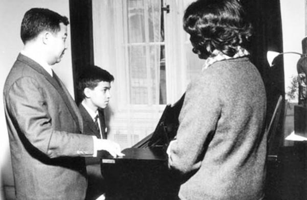 西哈莫尼國王從小就相貌漂亮，他是最英俊的國王，沒有之一