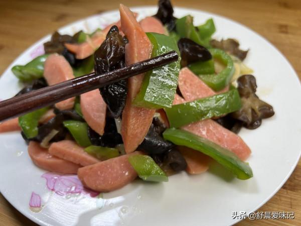 一根沙拉腸,一把木耳,一個柿椒簡單一炒,色香味俱佳,營養美味 一根沙拉腸,一把木耳,一個柿椒簡單一炒,色香味俱佳,營養美味