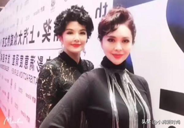 59歲田歌真雅緻,穿開衫和妹妹田岷同框不輸氣質,衣品適合媽媽們 59歲田歌真雅緻,穿開衫和妹妹田岷同框不輸氣質,衣品適合媽媽們