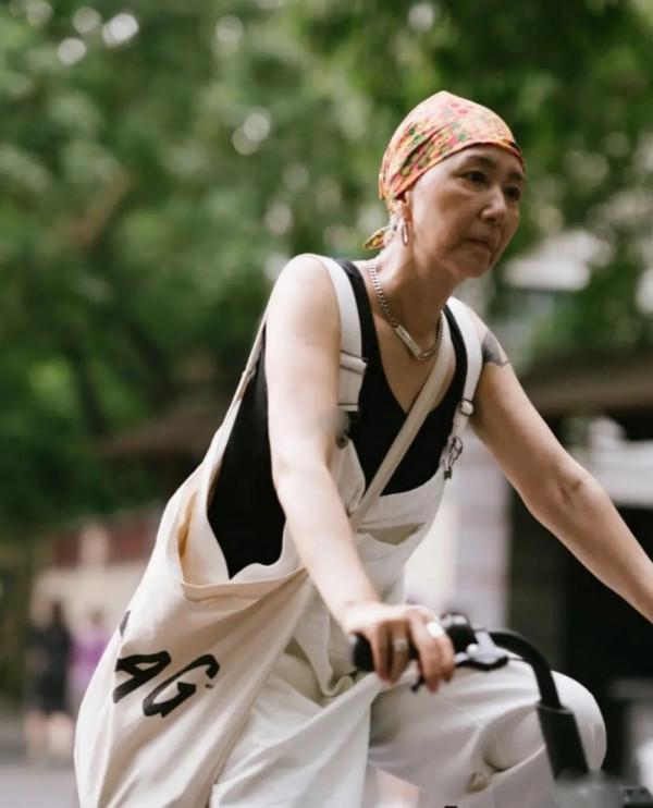 60歲上海奶奶真時髦!穿揹帶褲騎單車出門,頭上裹塊花頭巾好拉風 60歲上海奶奶真時髦!穿揹帶褲騎單車出門,頭上裹塊花頭巾好拉風