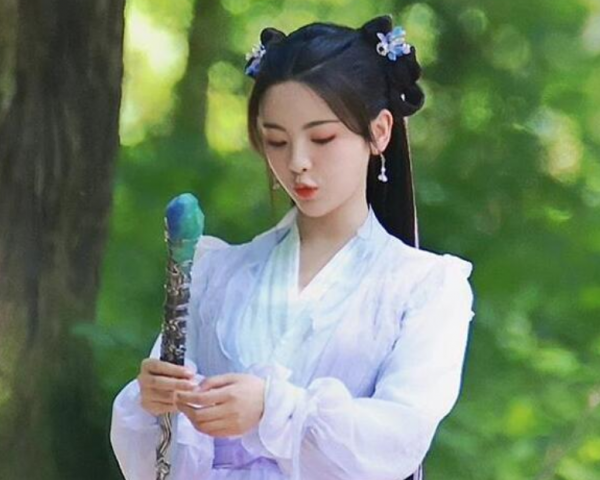 《慕南枝》的服化道不走“敷衍風”，鞠婧禕的造型說是真驚豔