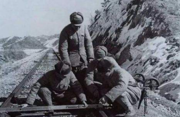 真正的硬漢！用血肉之軀做螺絲，拼死堅持90分鐘護送18列火車