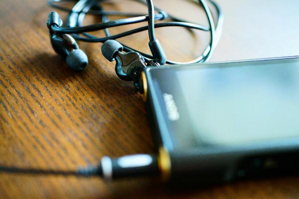 我給索尼的10年前的旗艦EX1000換了根平衡線，感覺它還能再戰10年