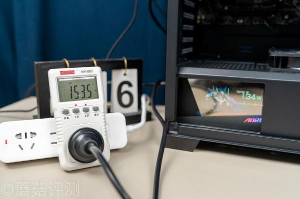 螢幕酷炫,用料誇張,適合高階玩家、技嘉鉑金雕1200W白金牌電源 螢幕酷炫,用料誇張,適合高階玩家、技嘉鉑金雕1200W白金牌電源