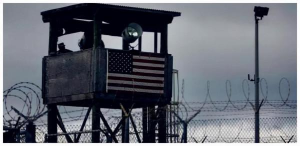 1994年，美國一殺人犯帶著典獄長老婆越獄，在外瀟灑生活11年