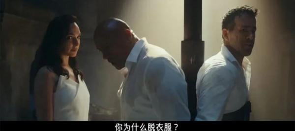 穿高衩裙光腳打架、徒手扒飛機，這部耗資超12億的大爽片，好過癮