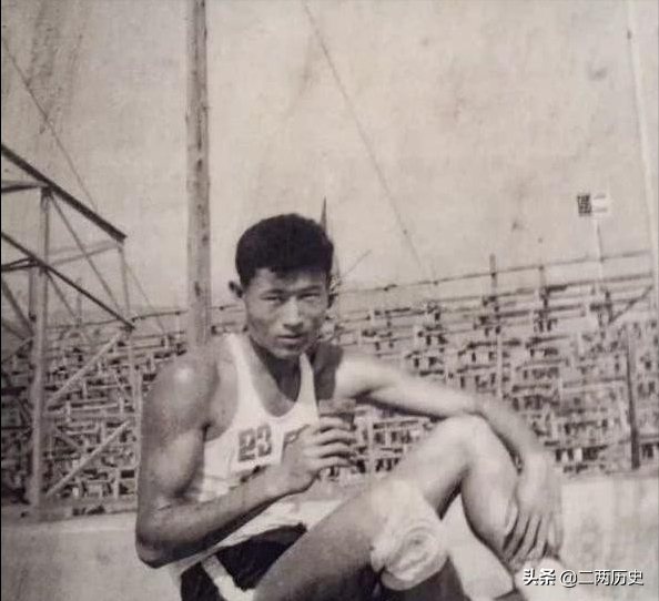 在眾多親友注視下，著名主持人傅仁達喝下一杯藥水後離世