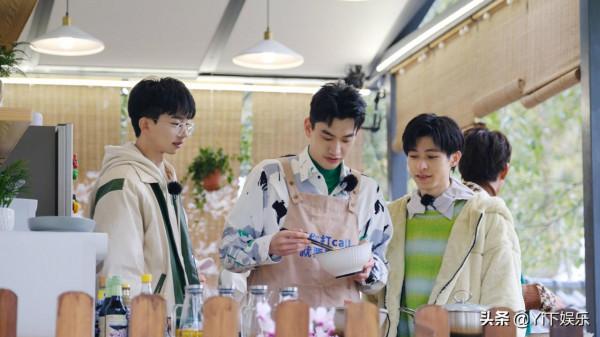 《名偵探學院》：何運晨這人能處，不光找線索，還不忘開導NPC