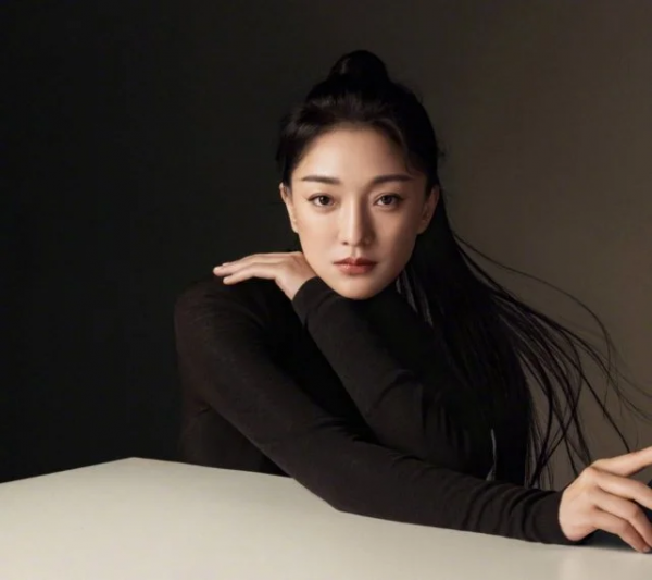 周迅胡歌新廣告拍出豪門姐弟感！周迅穿小黑裙變香奈兒公主，超美