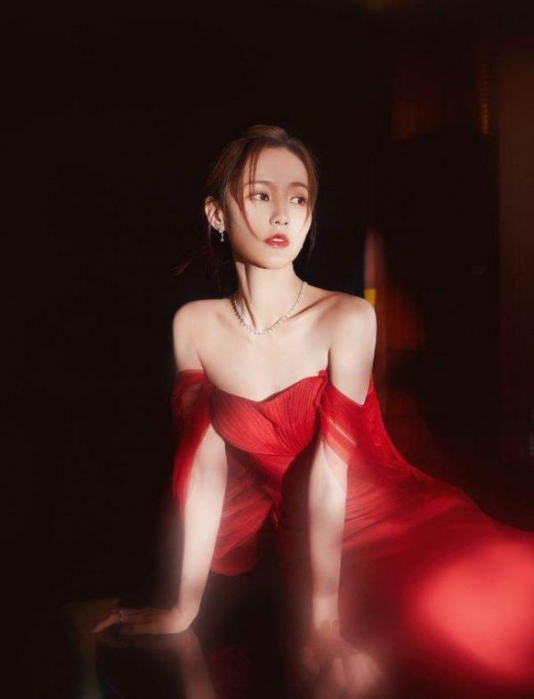 李一桐太甜美了，一身打扮盡顯完美身材，網友：嬌嫩似大一新生