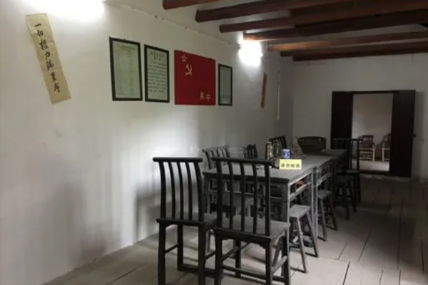 雙槍女俠懷孕4月，為掩護紅軍被敵人砍頭，朱德大哭：她是為了我