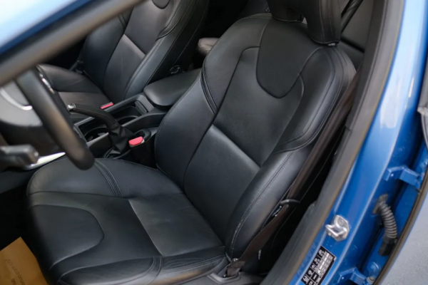 二手沃爾沃 V40：十萬級的品質代步車，安全又省心