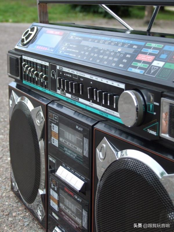 80年代無線電盒式錄音機行動式音響 80年代無線電盒式錄音機行動式音響