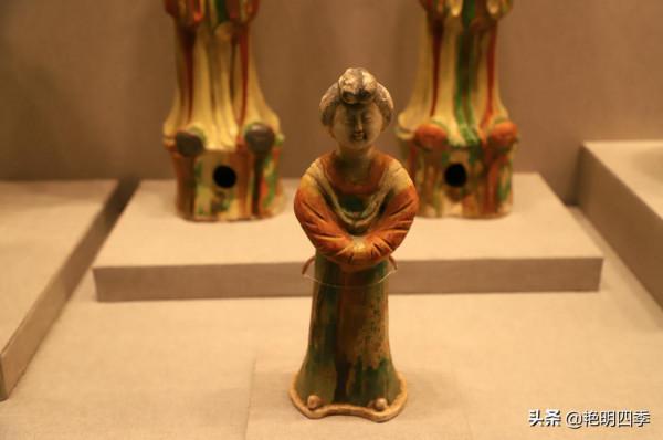 走故宮西路，先看那燦若星河的各代瓷器，彷彿踏入流淌的歷史長河