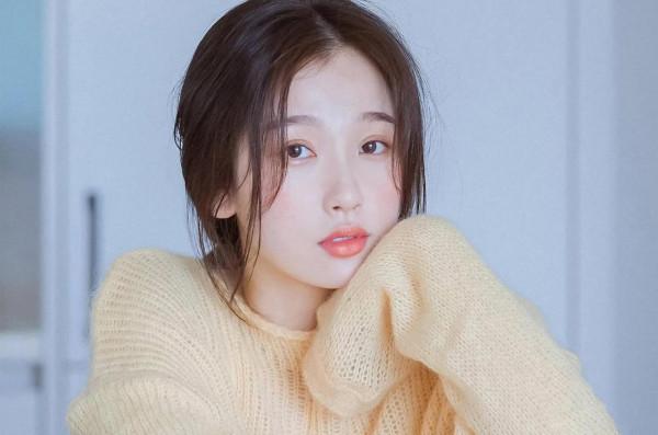 明星美圖秀-虞書欣身穿淡黃色毛衣，顯得清純、俏皮、可愛