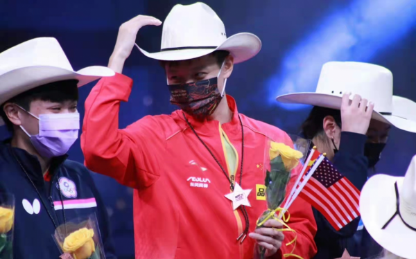 這屆世乒賽是喜劇大賽!樊振東被獎盃砸頭,王楚欽戴不上牛仔帽 這屆世乒賽是喜劇大賽!樊振東被獎盃砸頭,王楚欽戴不上牛仔帽