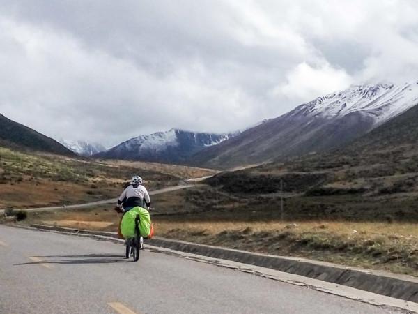 川藏騎行意義何在？13驢友雨中起爭執，結果太氣人