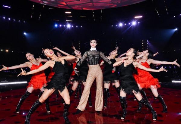 鄧麗君“穿越復活”，劉宇寧“漫步星空”，江蘇臺跨年夜太奇幻