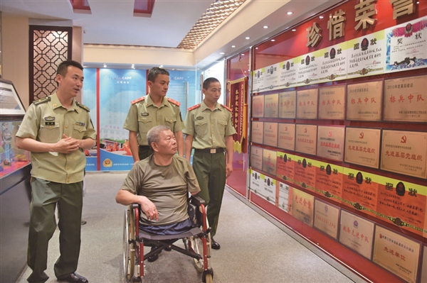 真正的硬漢！他為救戰友失去雙腿和左手，7次截肢身高84釐米