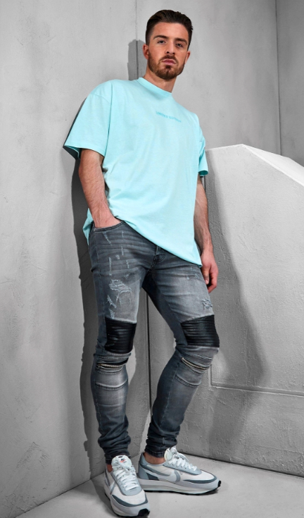 住宅外聚集大批英格蘭球迷,為女友安全擔憂,格拉利什被迫搬家!加盟曼城後,他能重塑當年小貝的輝煌嗎? 住宅外聚集大批英格蘭球迷,為女友安全擔憂,格拉利什被迫搬家!加盟曼城後,他能重塑當年小貝的輝煌嗎?