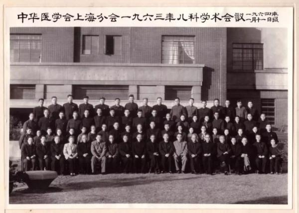 1949年，鍾南山父親接到國民黨命令，帶全家撤到臺灣，他果斷拒絕