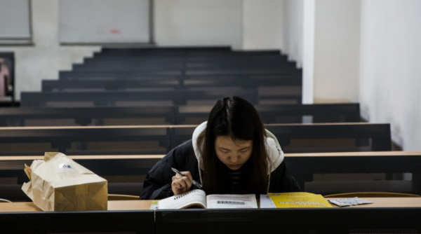 家長探望住校的孩子，寢室的場景讓她心酸，“寄宿”不是撒手不管
