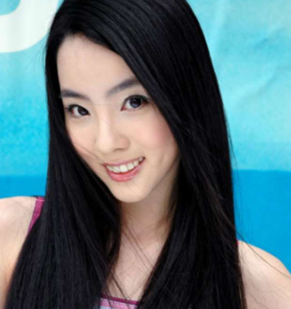 李思思：十年主持8次春晚，嫁初戀三年生兩子，她的背景是她自己