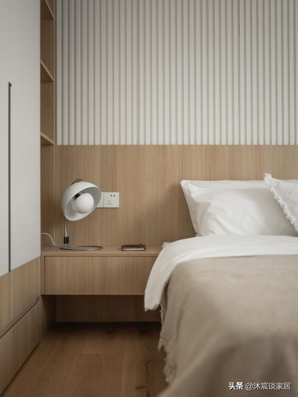 客廳不裝電視機也就算了，她家竟然放了一張“床”，空間自由隨性