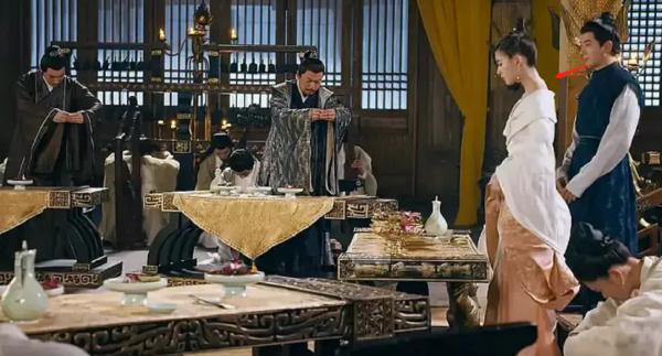 吉娜左右亂晃，趙露思鴕鳥頸，楊冪愛駝背，儀態短板濾鏡也難救