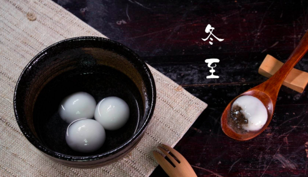 白居易的這首詩，全文無一“思”字，卻處處飽含思鄉之情