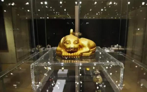 1982年，江蘇農民下地挖水渠，一鐵鍬下去，挖出18斤重的&quot;金豹子&quot;