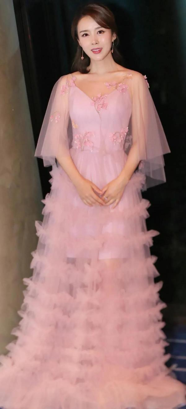 顏丹晨，43歲的“嫦娥仙子”美成了焦點