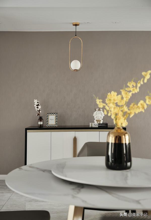 150㎡的精裝房，一進門就被客廳迷住！全屋時尚高階，挑不出毛病