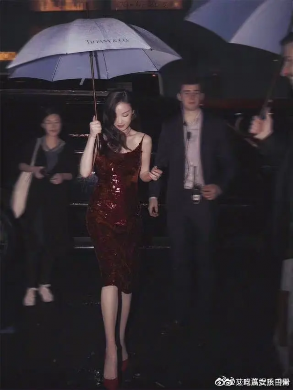 女明星撐傘照片,劉詩詩、趙麗穎、迪麗熱巴等等,你最中意誰 女明星撐傘照片,劉詩詩、趙麗穎、迪麗熱巴等等,你最中意誰