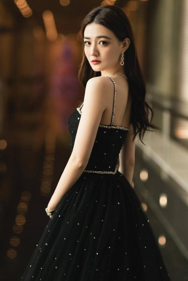 徐璐吊帶黑色長裙配上一頭捲髮，眼神靈動氣質非凡