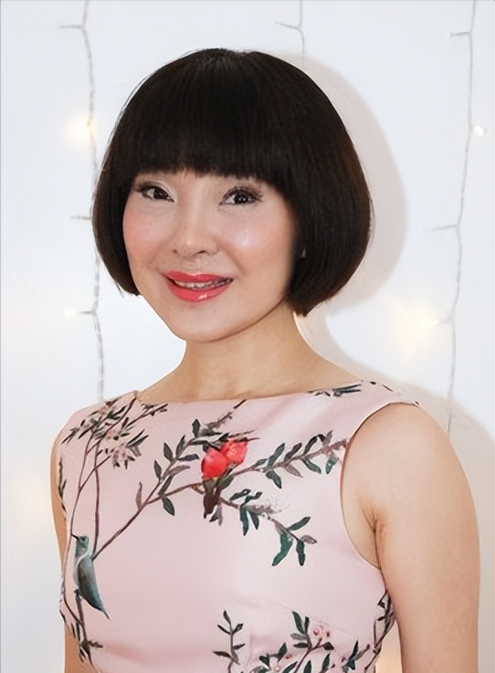 當紅時嫁入豪門，被負後轉移丈夫12億財產，如今跟兒子相依為命