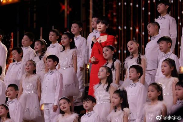 李宇春女人味十足，看得出來，這些年確實很努力！楊丞琳既視感