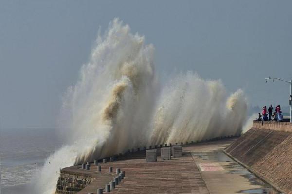 今日中秋，正是觀潮好時節，感受蘇軾筆下錢塘江的潮勢