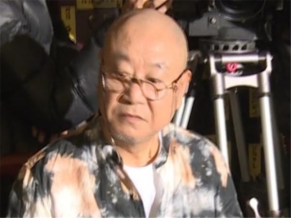 這才是德藝雙馨，58歲範偉跪在地上甩自己巴掌，拍一遍還不滿意