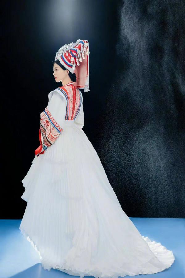 湖南臺春晚太牛了！舞臺造型徹底封神，白鹿穿一身民族風美開掛