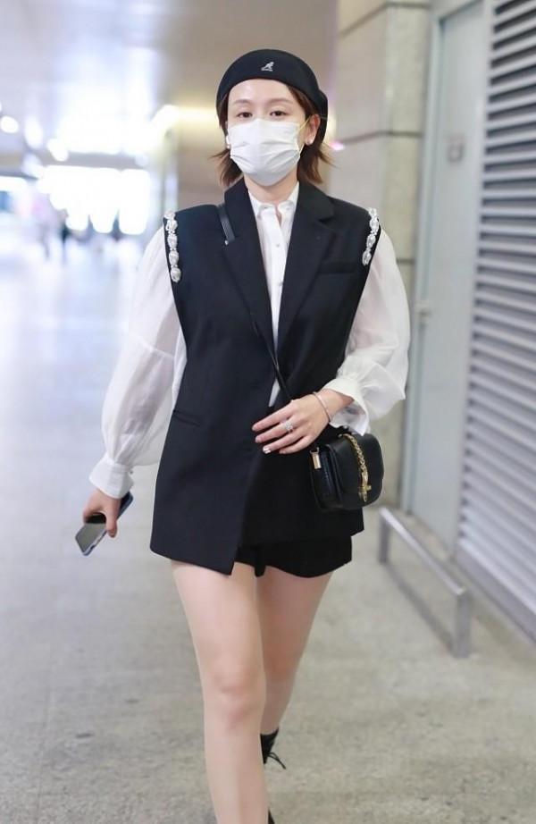 葉一茜和女兒森碟長得真像,一身黑白穿搭好簡約,不愧是辣媽 葉一茜和女兒森碟長得真像,一身黑白穿搭好簡約,不愧是辣媽