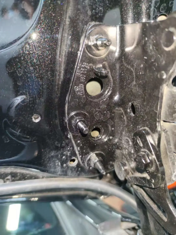 事故精修過的賓士E53 AMG,但仍然逃不過檢測師傅的火眼金睛 事故精修過的賓士E53 AMG,但仍然逃不過檢測師傅的火眼金睛