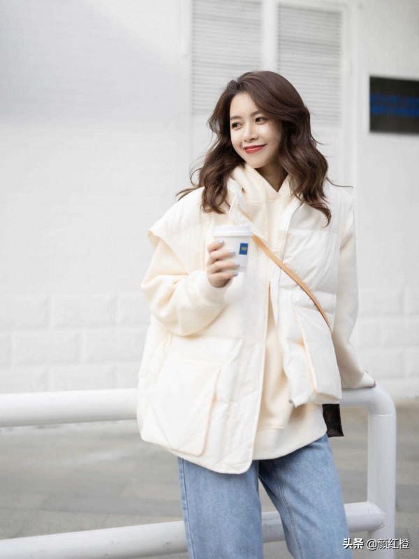 這才是“馬甲”的正確穿法，保暖又洋氣，幾種搭配讓你氣質翻倍