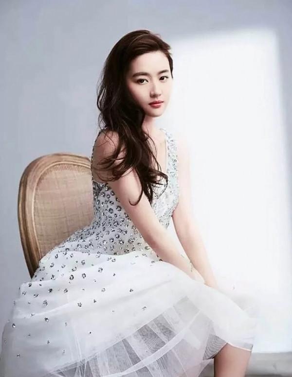 魅力四射“楊冪”,不老容顏“劉亦菲” 魅力四射“楊冪”,不老容顏“劉亦菲”